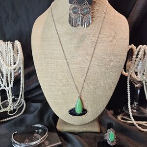 Elegant Green Pendant Necklace, Bracelet and Earring Set
